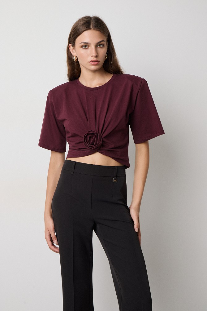 Cropped top with shoulder pads and appliqué flower