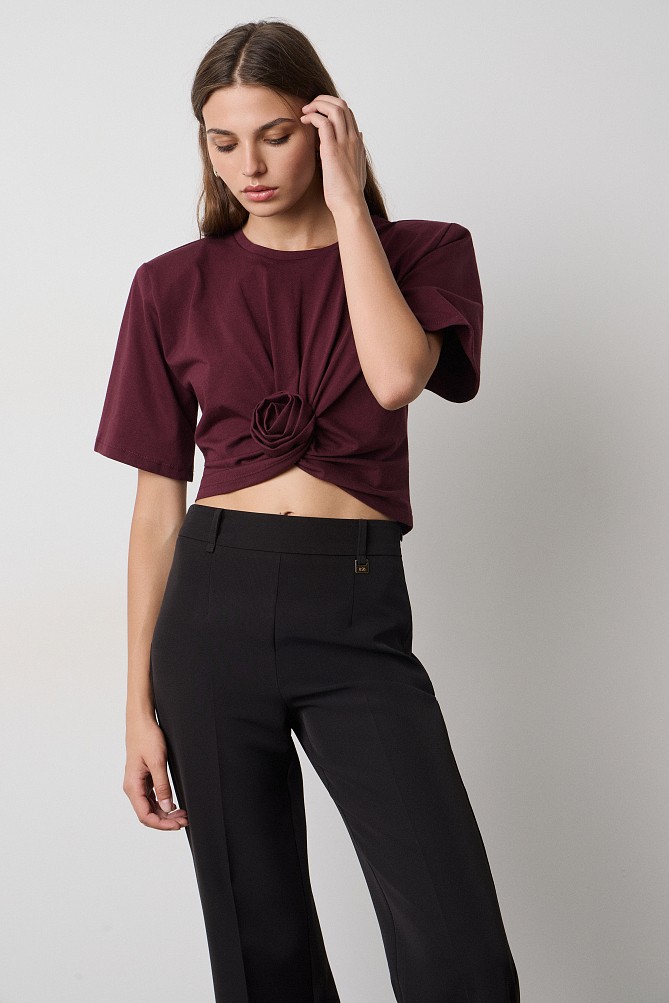 Cropped top with shoulder pads and appliqué flower