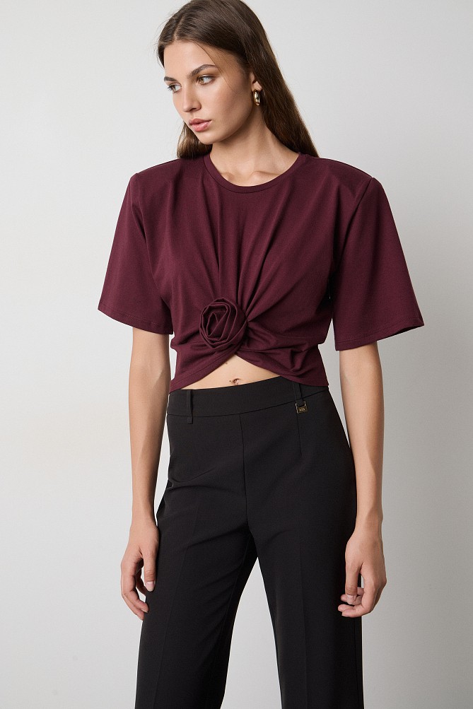 Cropped top with shoulder pads and appliqué flower
