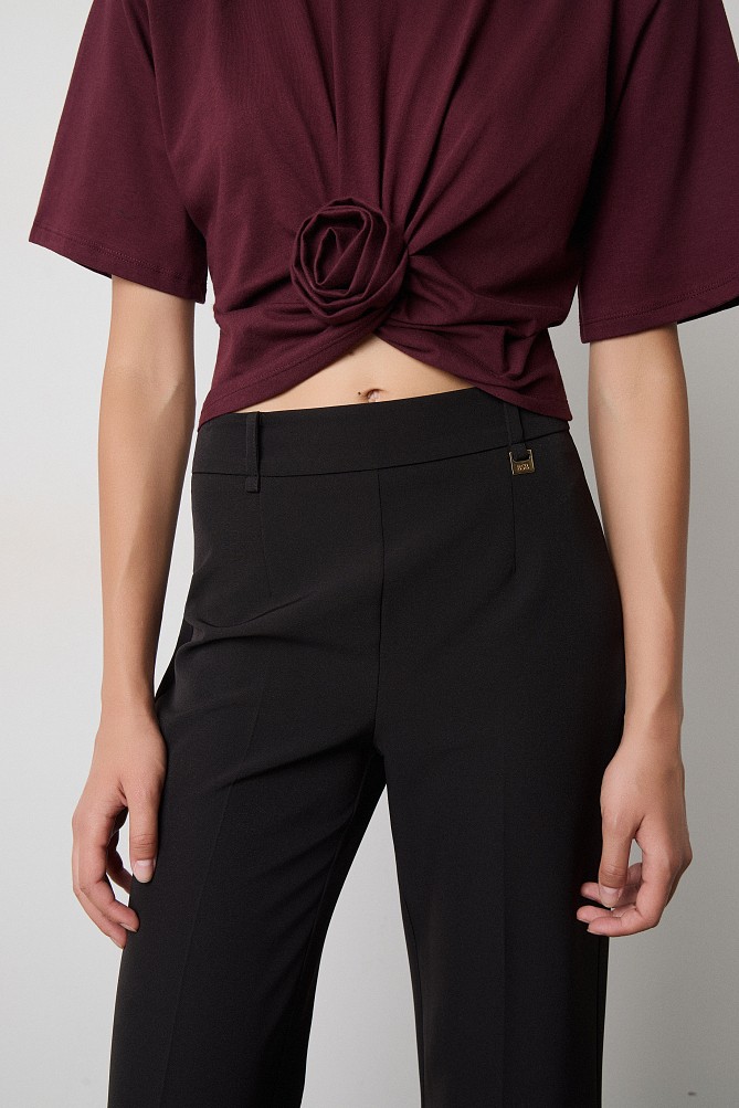 Cropped top with shoulder pads and appliqué flower