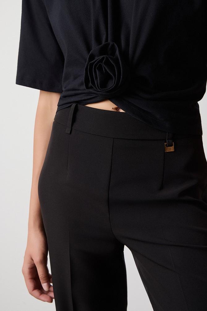 Cropped top with shoulder pads and appliqué flower