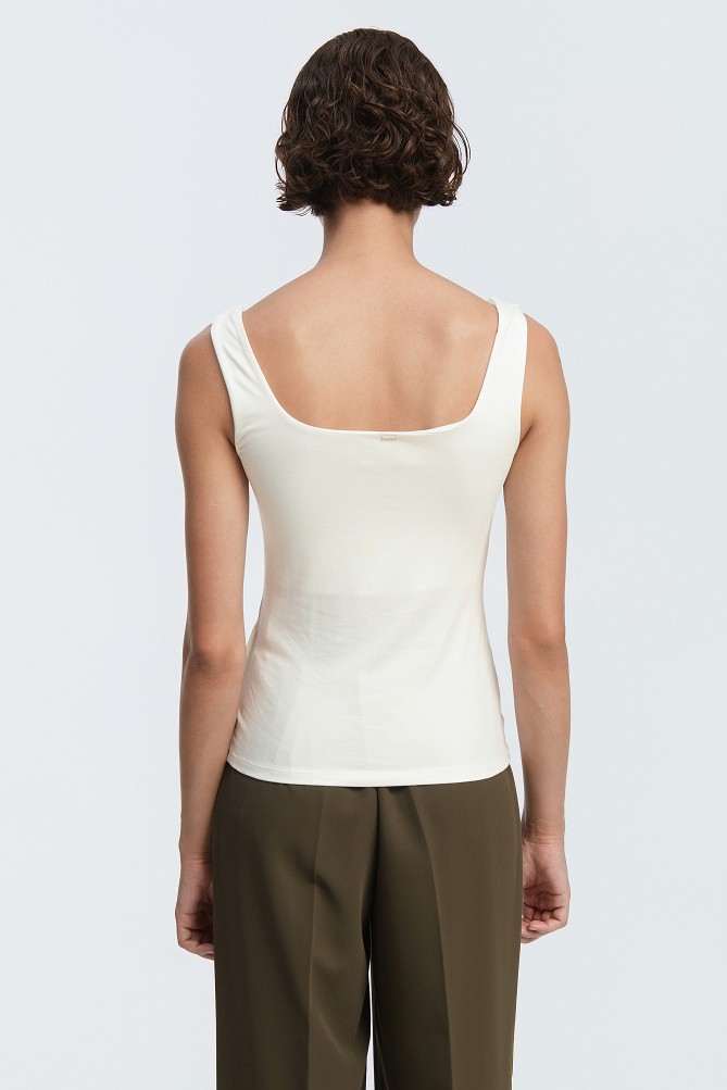 Sleeveless basic blouse