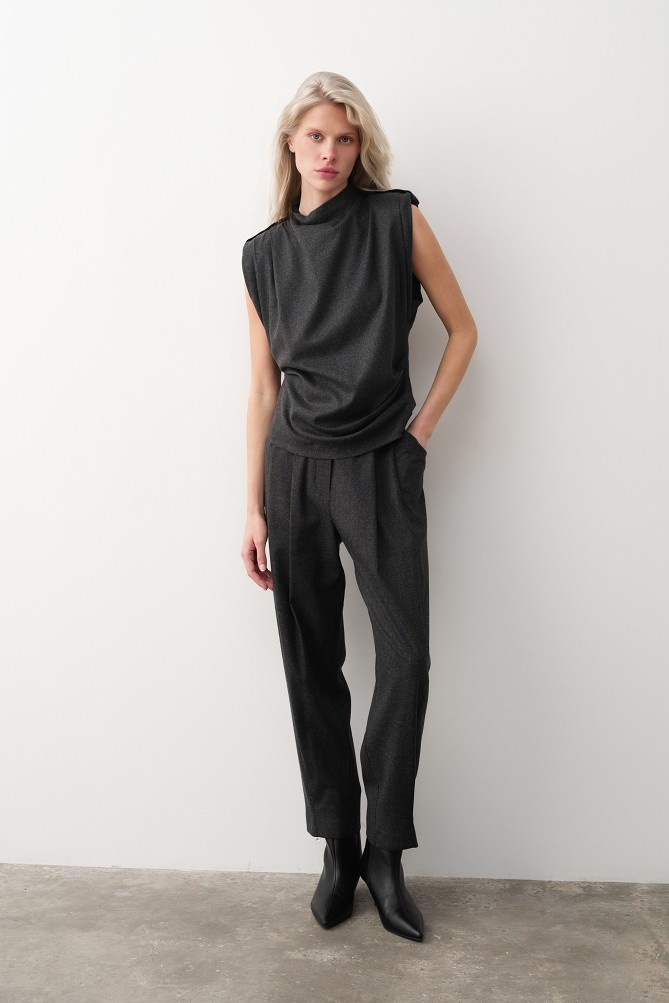 Pleated barrel-leg trousers
