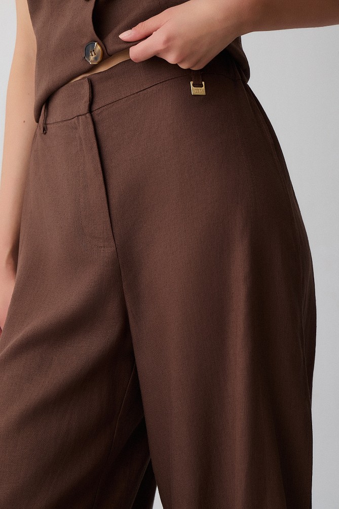Trousers with side slit details