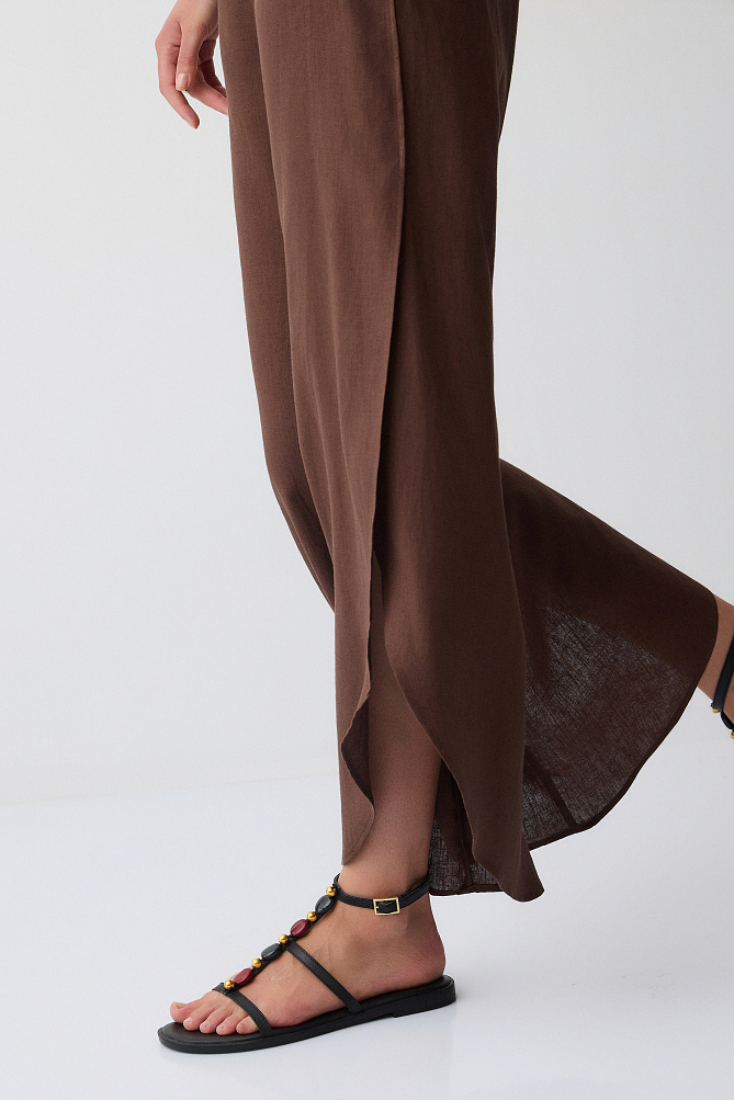 Trousers with side slit details