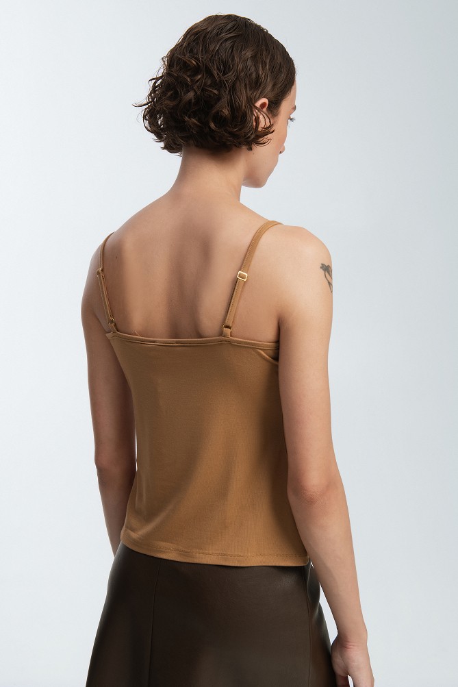 Sleeveless basic top