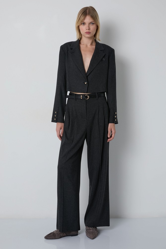 Cropped blazer with decorative pocket