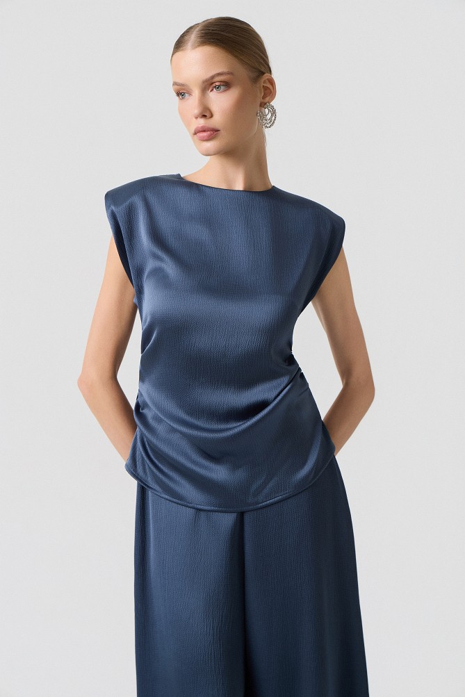 Sleeveless satin blouse with a crinkle effect - Gold label