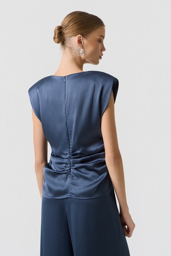 Sleeveless satin blouse with a crinkle effect - Gold label