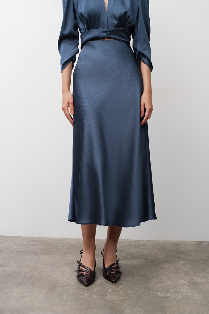 Midi satin skirt with a crinkle texture - Gold label