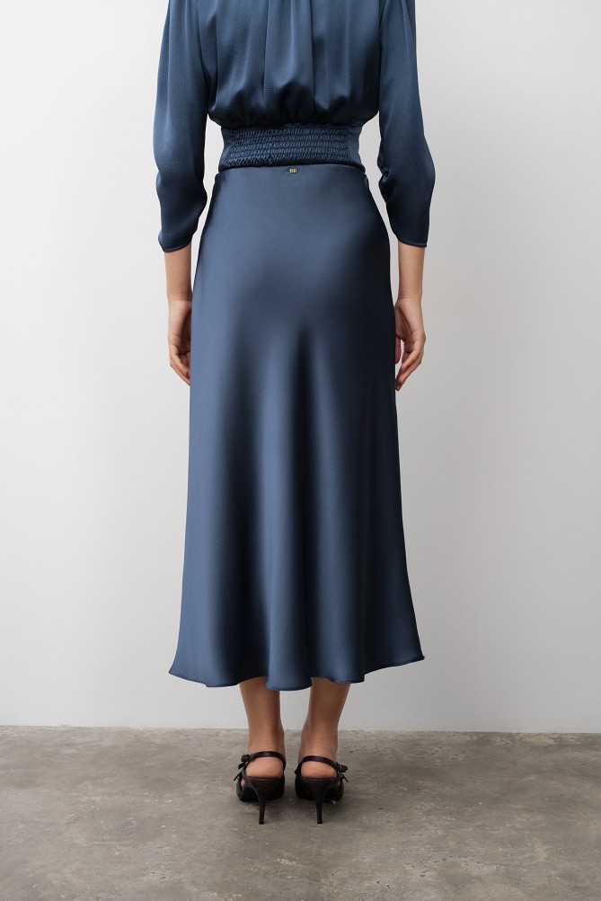 Midi satin skirt with a crinkle texture - Gold label