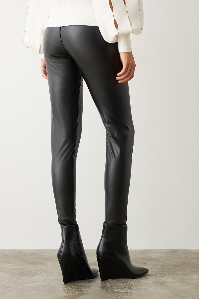 Βασικό δερματίνη κολάν