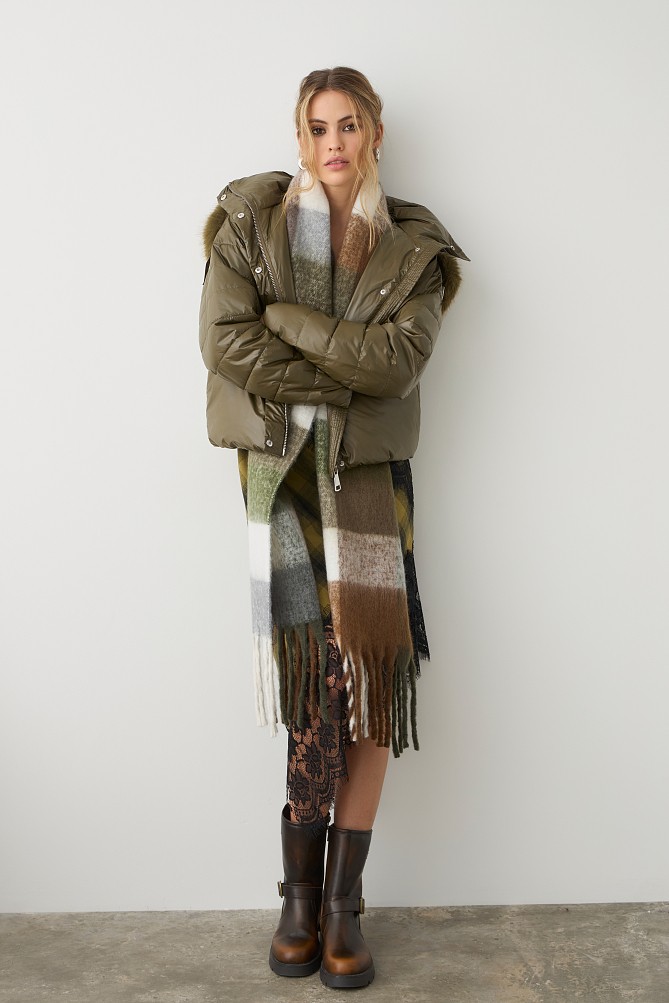 Puffer jacket with detachable hood