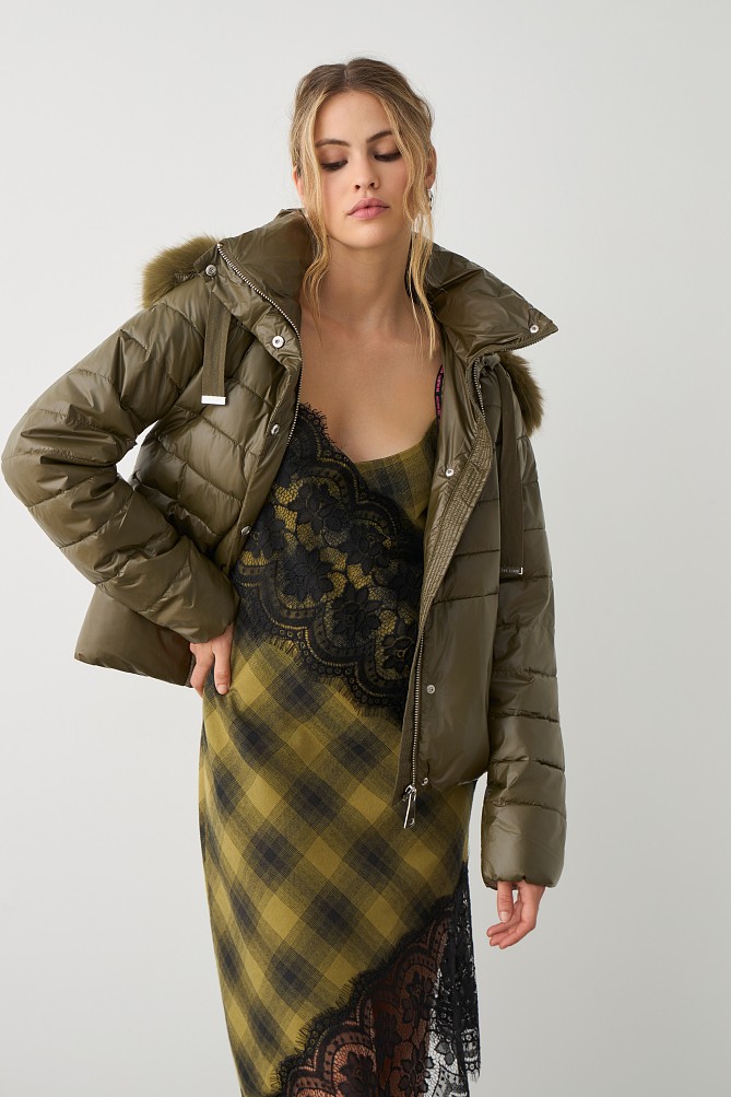 Puffer jacket with detachable hood