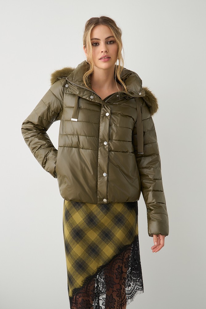 Puffer jacket with detachable hood