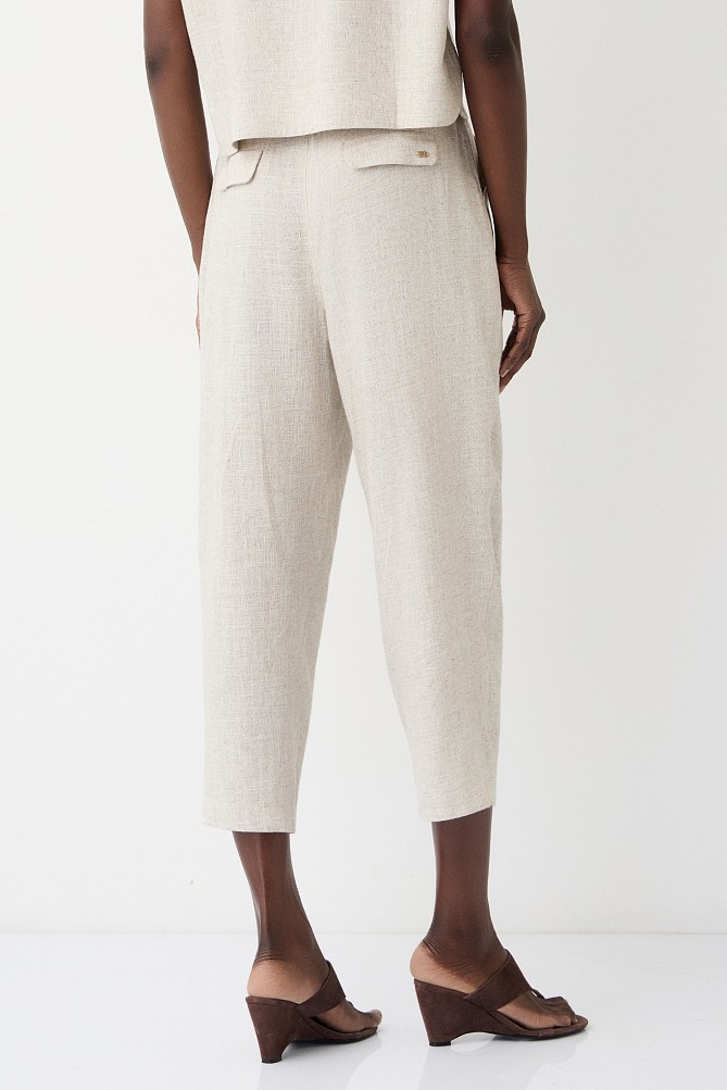 Pantalones entallados con cinturón decorativo