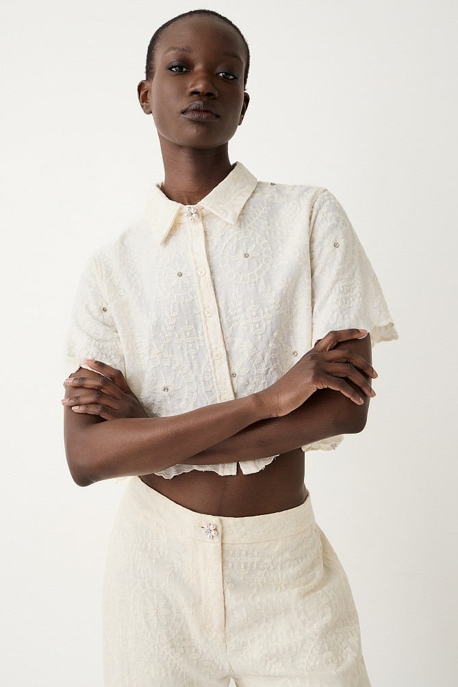 Crop embroidered shirt with short sleeves