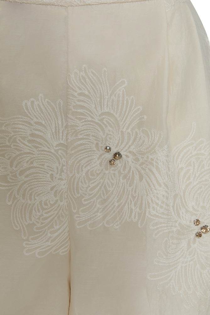 Embroidered shorts with rhinestones