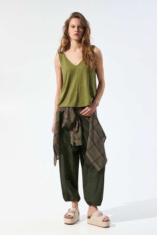 Sleeveless V top