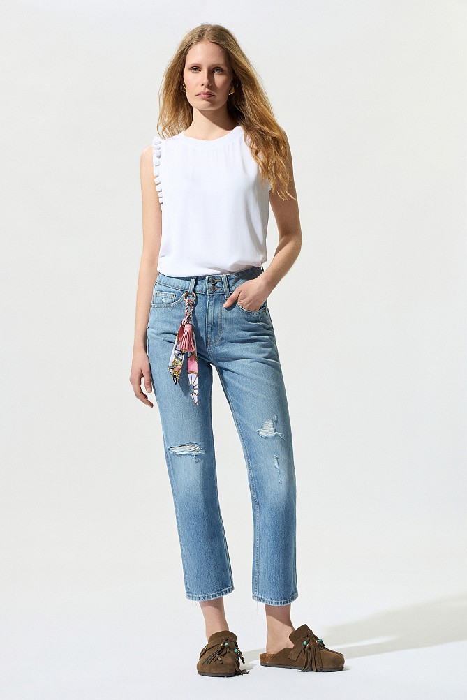 Sleeveless blouse with frill