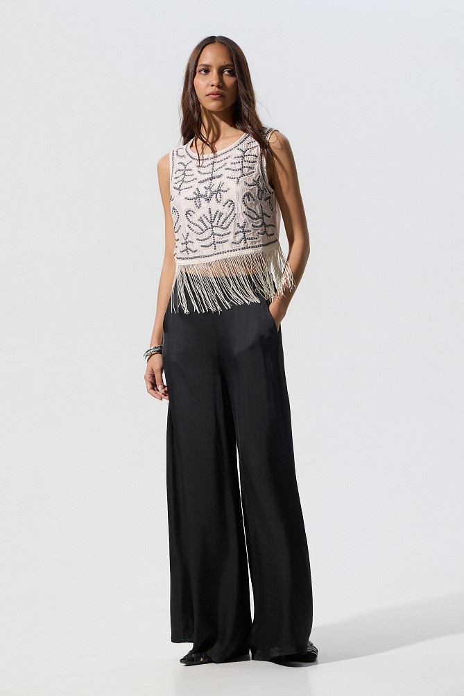 Sleeveless crop top with fringes