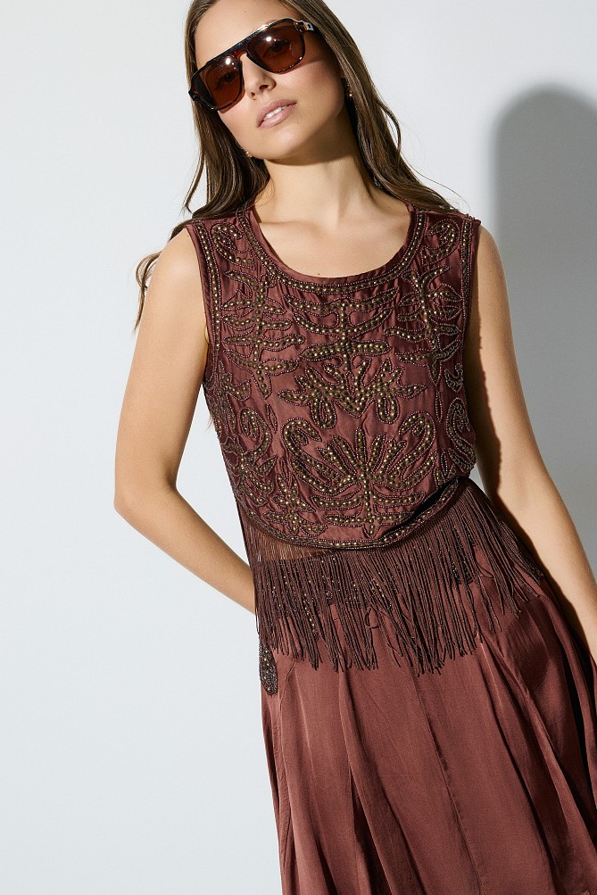Sleeveless crop top with fringes