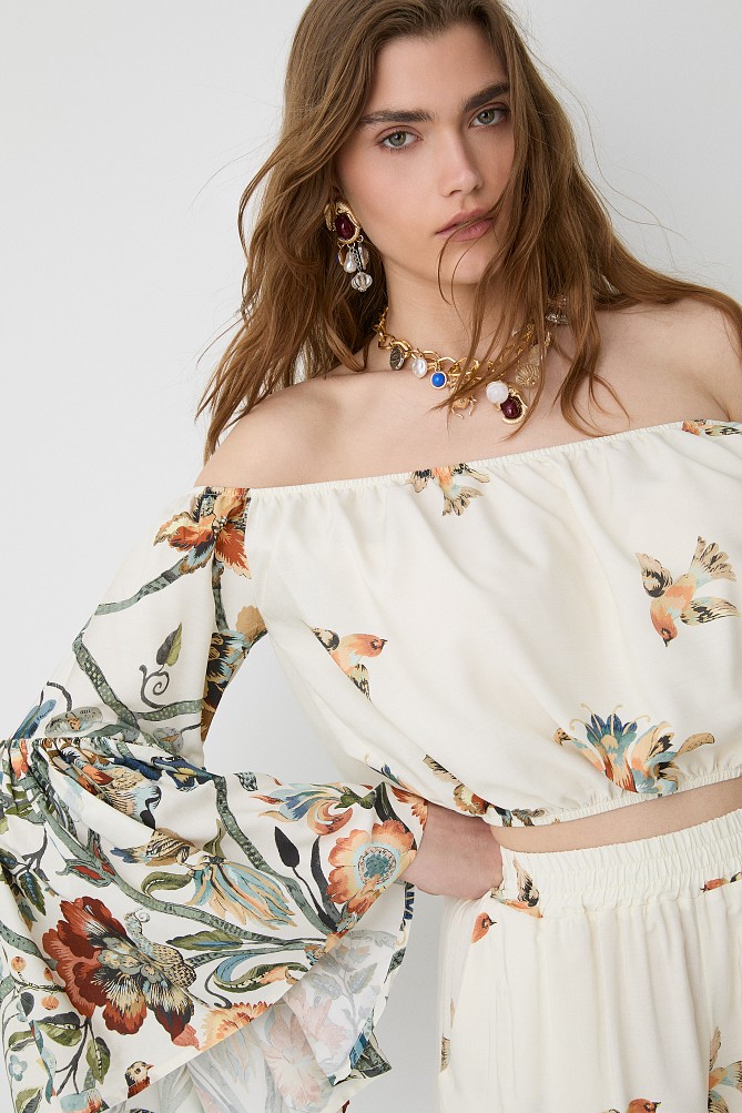 Crop top cu umerii goi și print