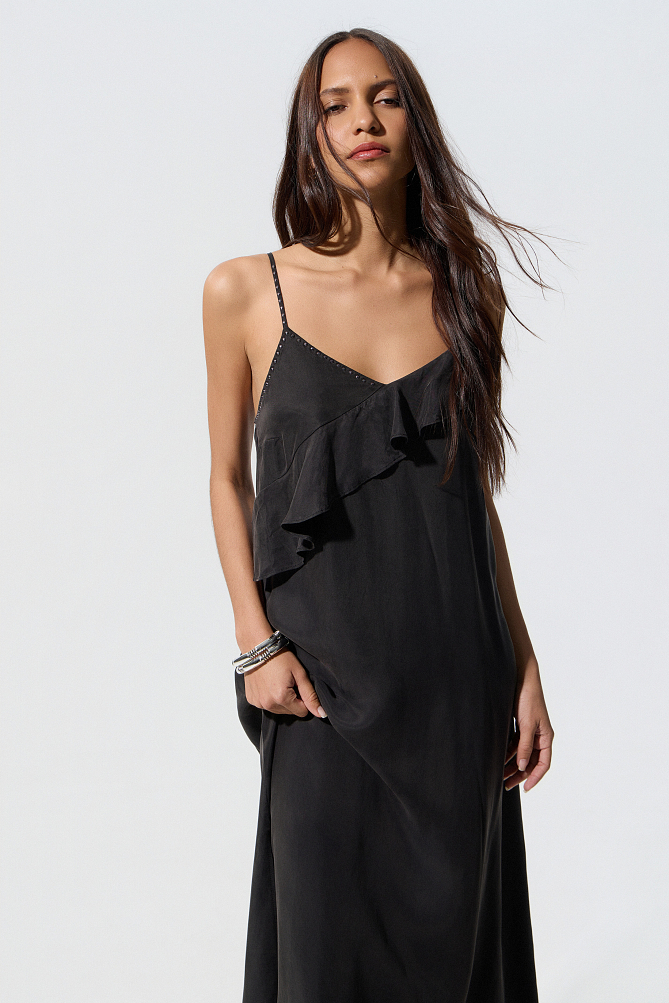 Vestido largo con volantes y tachuelas