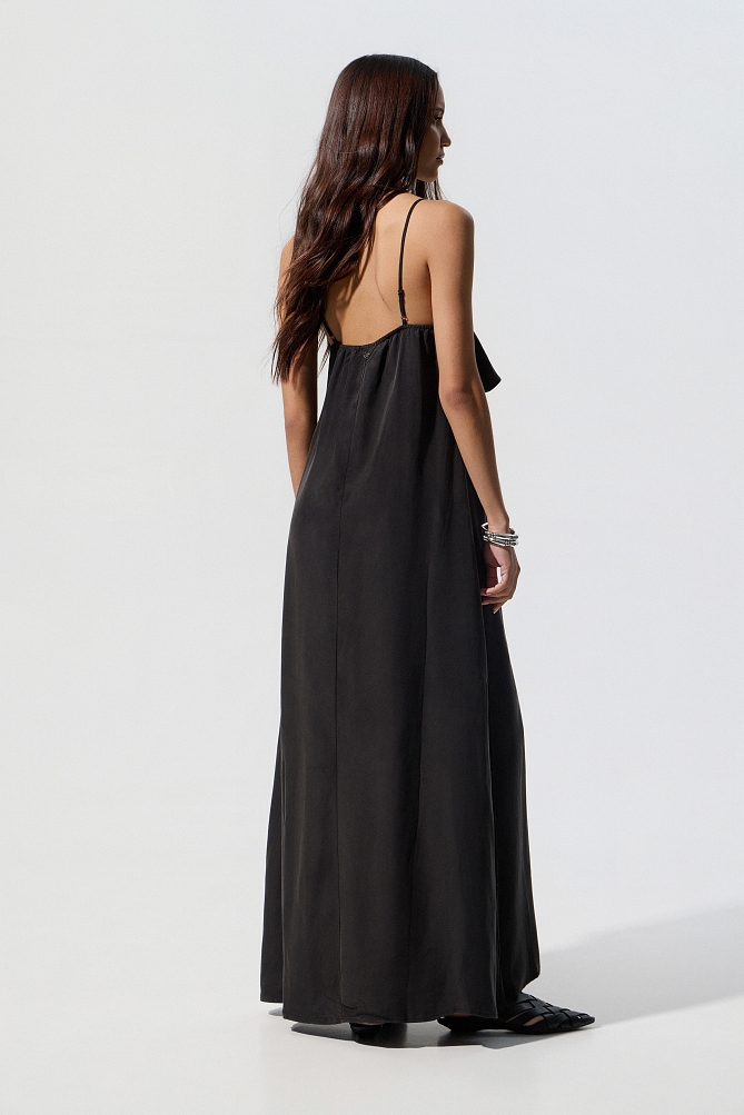 Vestido largo con volantes y tachuelas