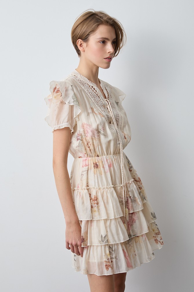 Rochie scurtă cu print floral și volane