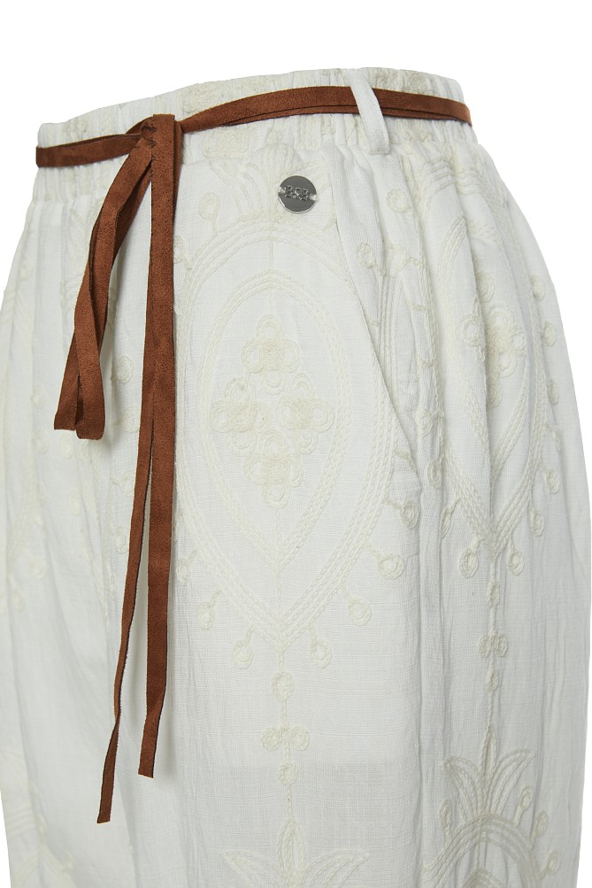 Pantalones de cintura alta con detalles bordados