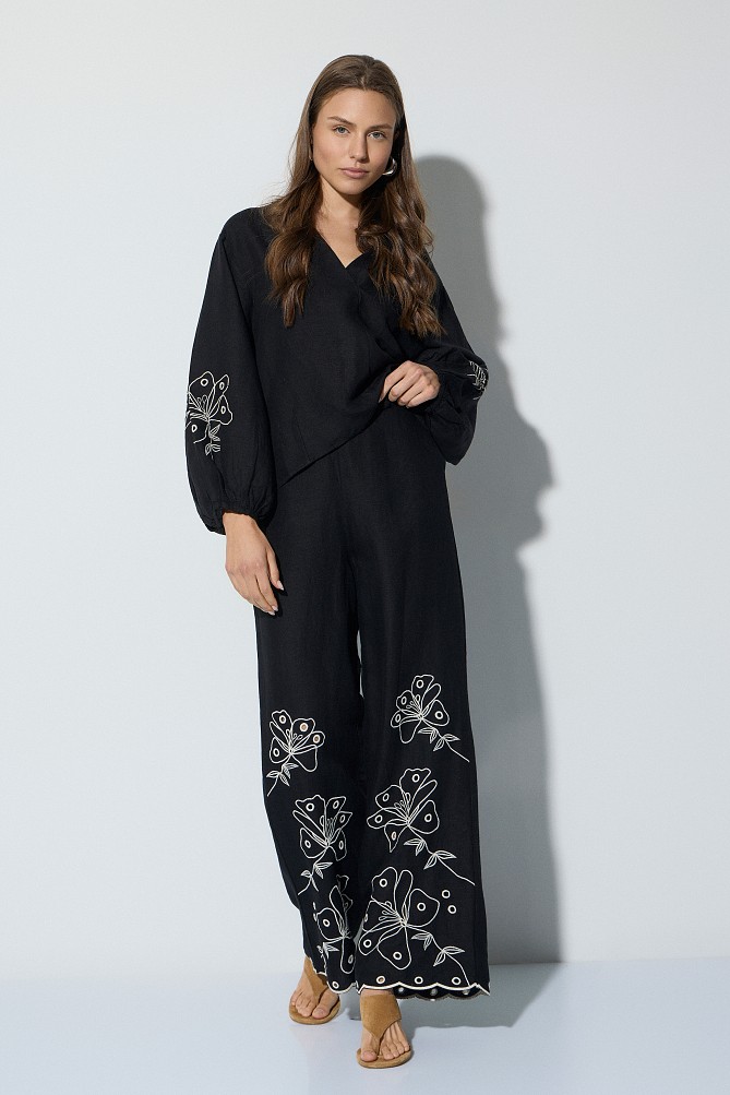Wide-leg pants with embroidered details