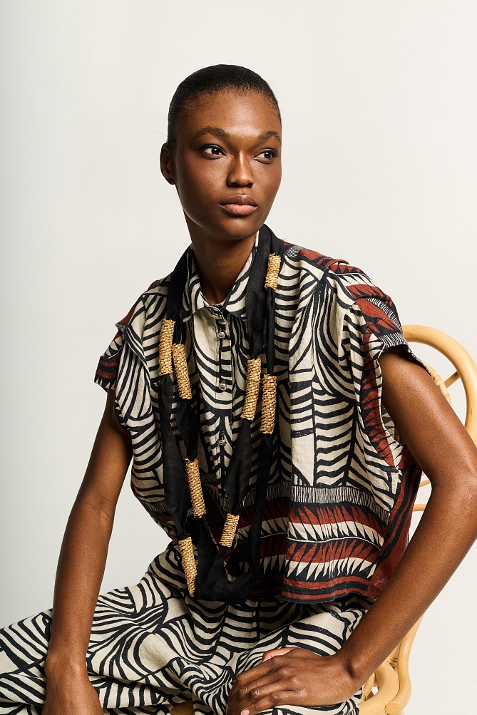 Sleeveless printed linen shirt