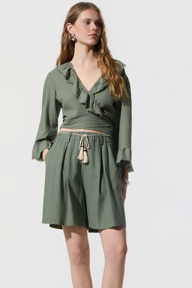 High-waisted linen-look shorts