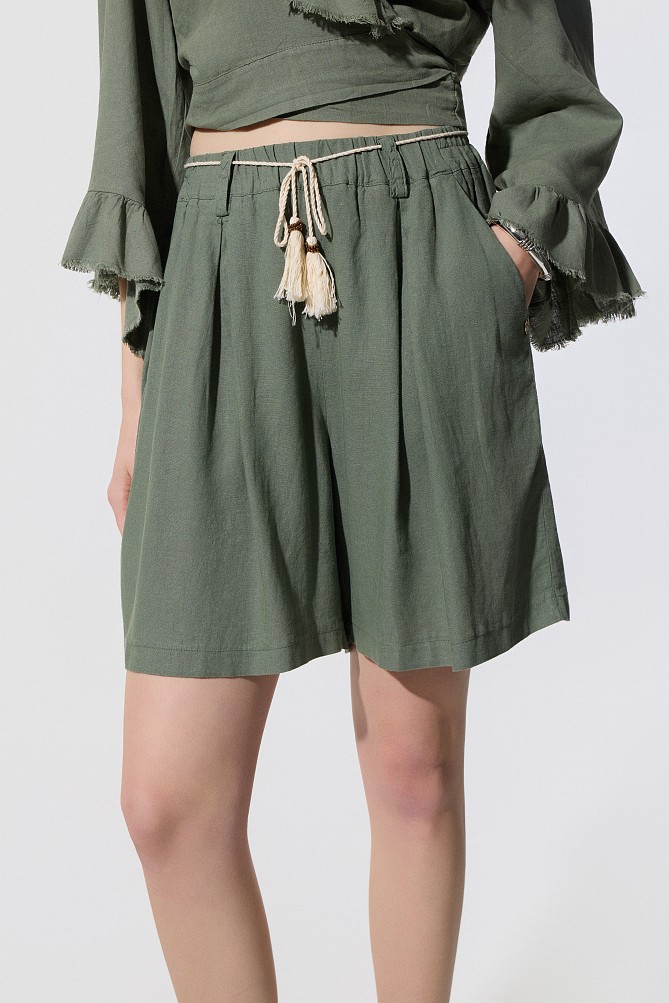 High-waisted linen-look shorts