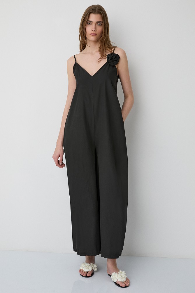 Jumpsuit with an applique flower
