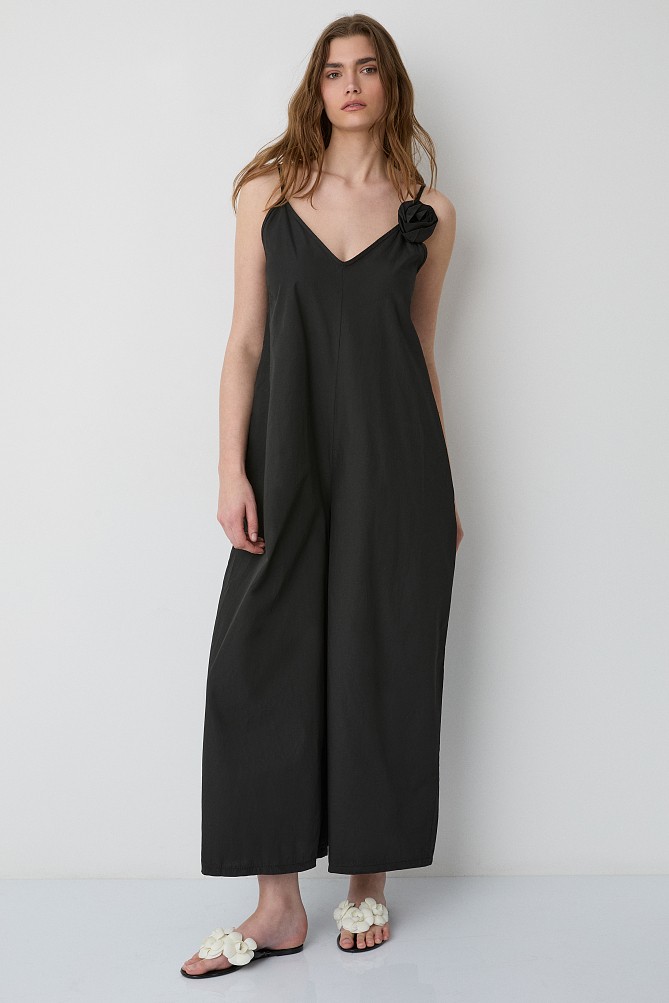Jumpsuit with an applique flower