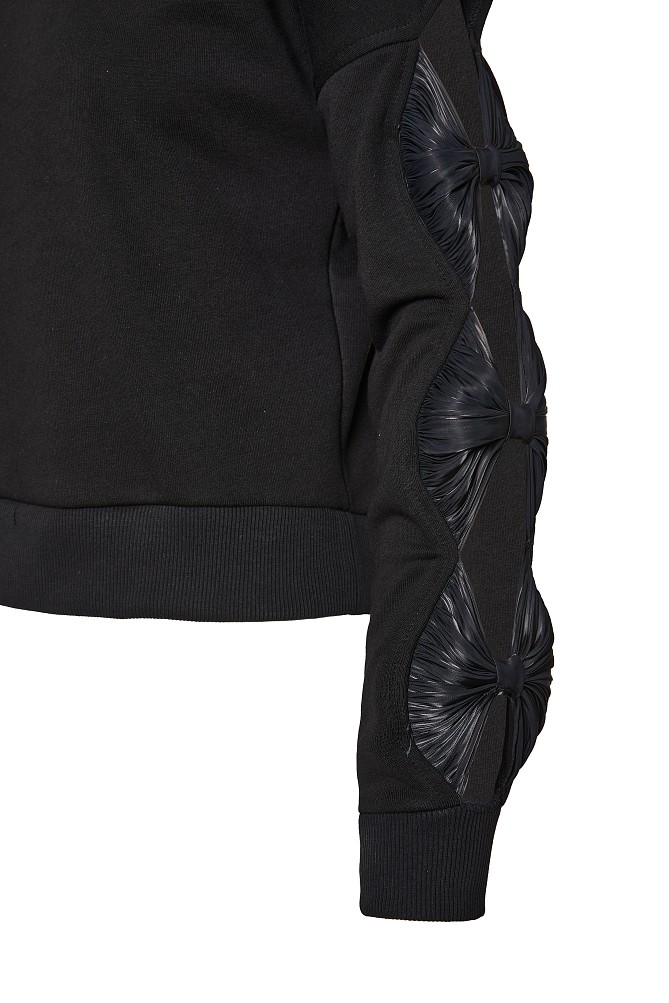 Blouse with bows on the sleeves