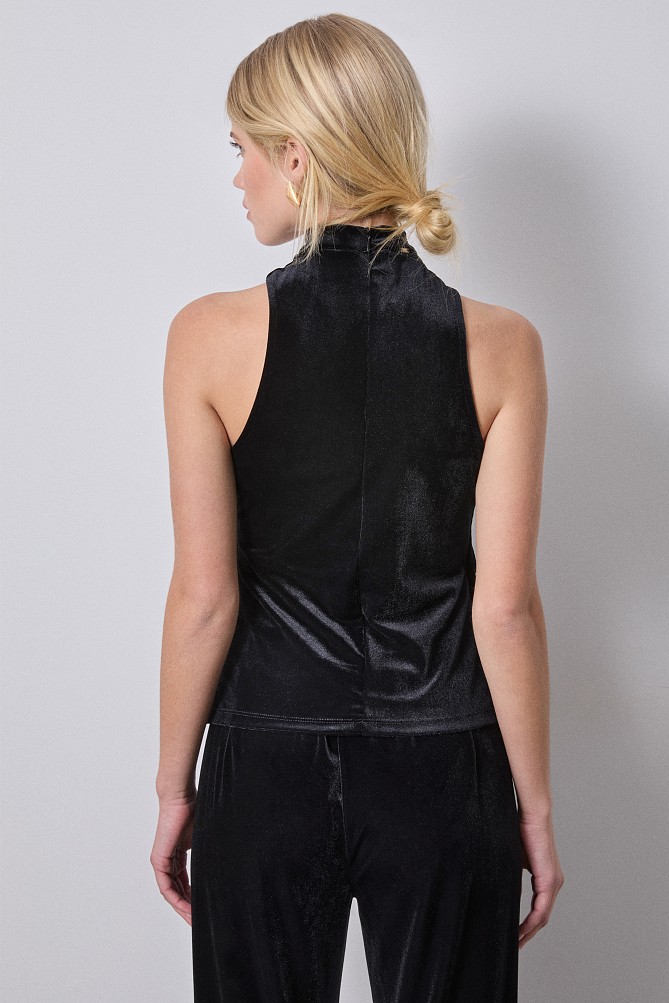 Sleeveless velvet top with hoop