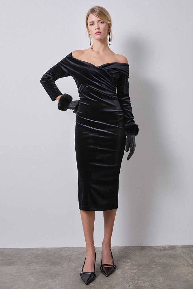 Off-shoulders midi velvet dress