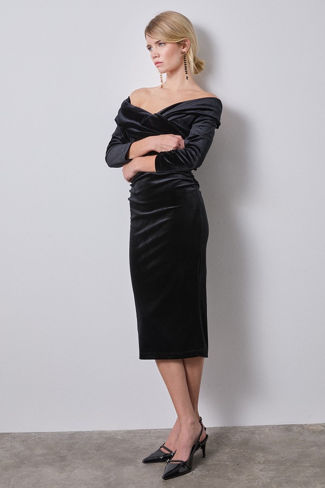 Off-shoulders midi velvet dress