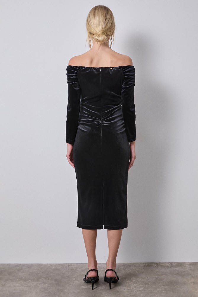 Off-shoulders midi velvet dress