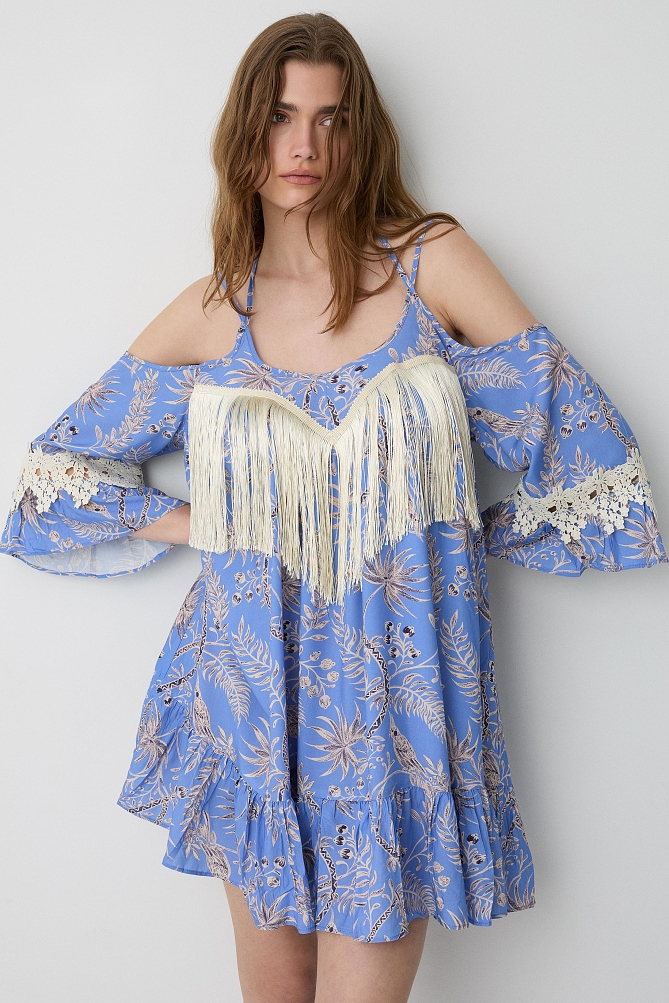 Vestido mini estampado con detalles de flecos y volantes