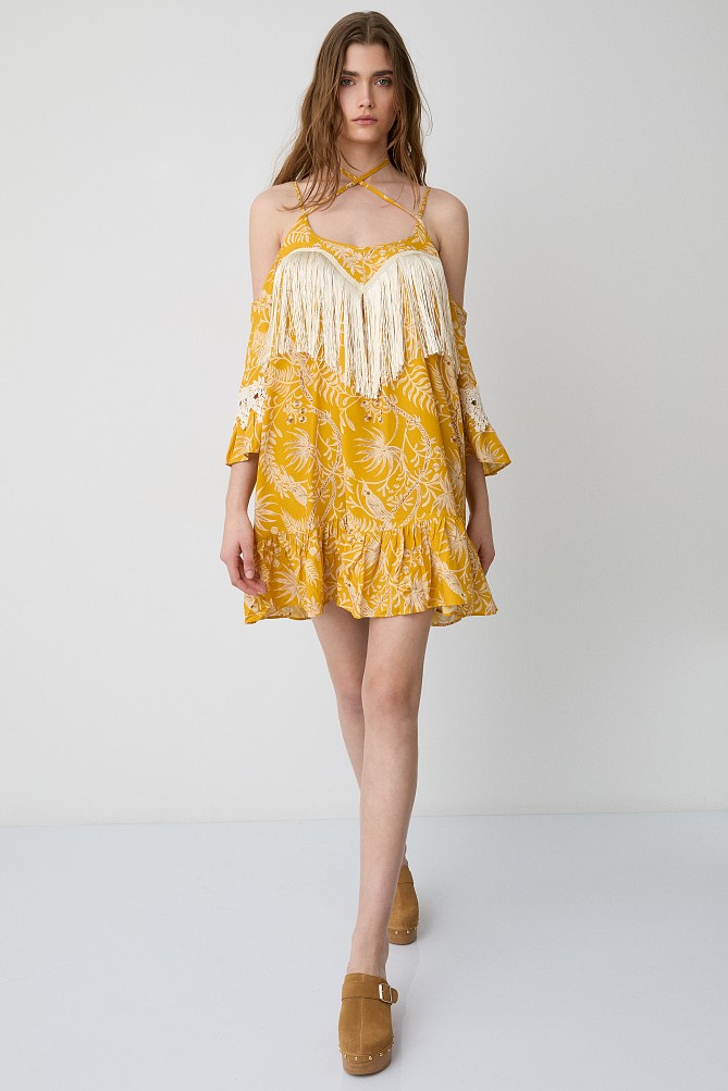 Vestido mini estampado con detalles de flecos y volantes