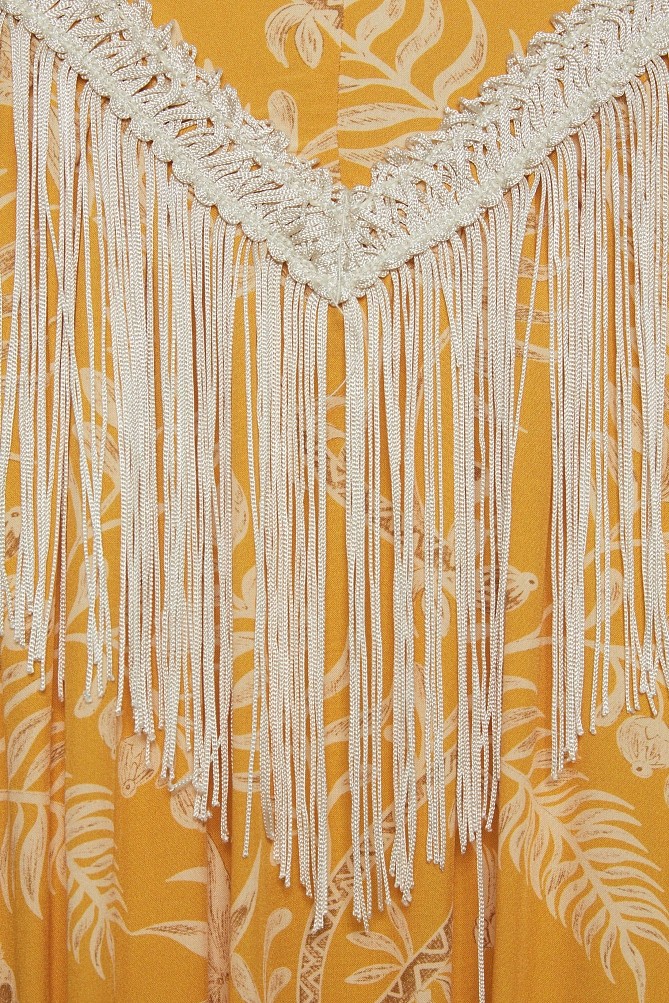Vestido mini estampado con detalles de flecos y volantes