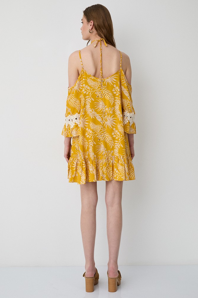 Vestido mini estampado con detalles de flecos y volantes