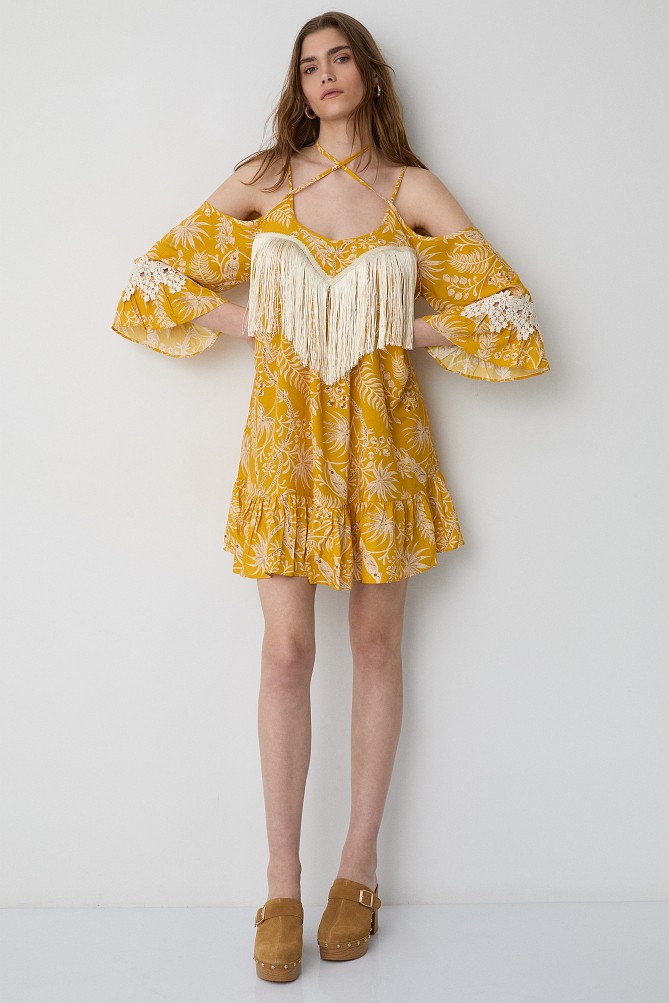 Vestido mini estampado con detalles de flecos y volantes
