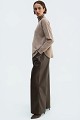 Pantaloni wide leg cu aspect de piele și pliuri