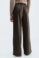 Pantaloni wide leg cu aspect de piele și pliuri
