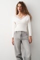 Blusa cruzada de punto con encaje